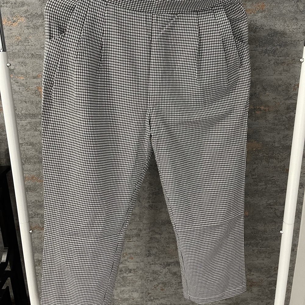 See elly blue and white ankle Pants size large